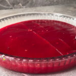 Kırmızı renkli, fındıklı ev yapımı nar lokumu