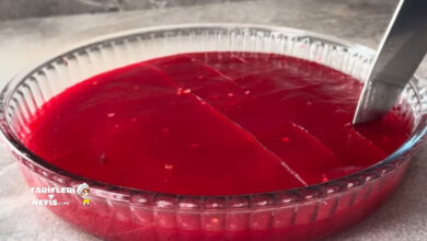 Kırmızı renkli, fındıklı ev yapımı nar lokumu