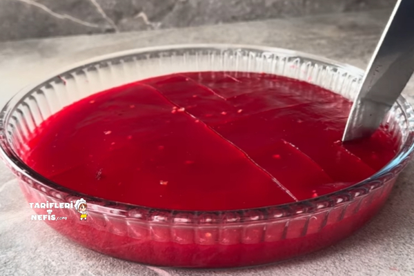 Kırmızı renkli, fındıklı ev yapımı nar lokumu