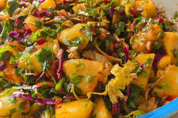 Zeytinyağlı biber salçalı geleneksel patates salatası