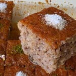 Pişmeyen şerbetli cevizli revani tatlısı dilimi