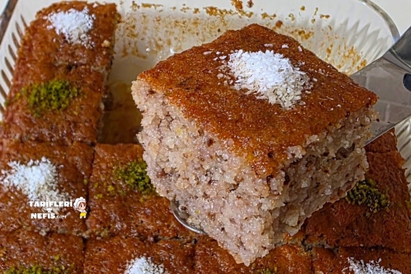 Pişmeyen şerbetli cevizli revani tatlısı dilimi