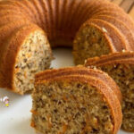 Sünger gibi yumuşak havuçlu cevizli tarçınlı kek dilimi