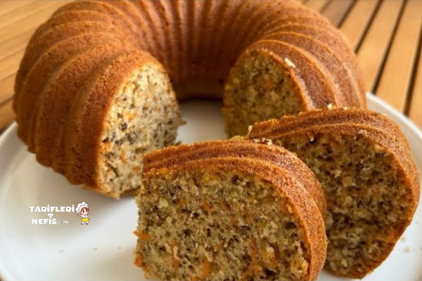 Sünger gibi yumuşak havuçlu cevizli tarçınlı kek dilimi