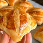 Dışı çıtır içi yumuşak kat kat talaş poğaça, tereyağlı ve peynirli nefis poğaça tarifi