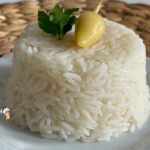 Tane tane pişmiş, sağlıklı basmati pirinç pilavı