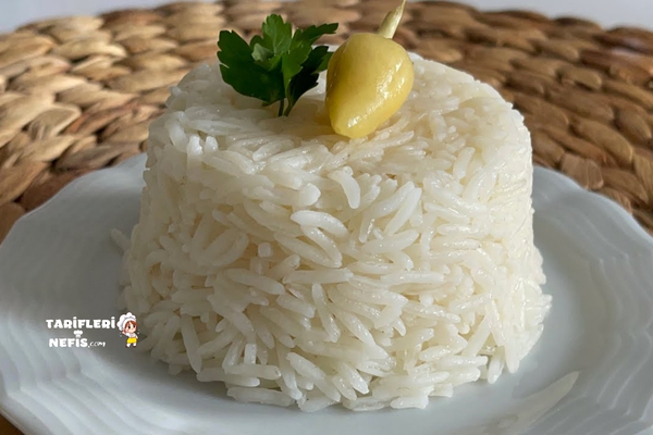 Tane tane pişmiş, sağlıklı basmati pirinç pilavı