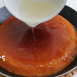 Tavada pişirilmiş, fıstıkla süslenmiş yumuşak kıvamlı revani tatlısı