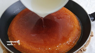 Tavada pişirilmiş, fıstıkla süslenmiş yumuşak kıvamlı revani tatlısı