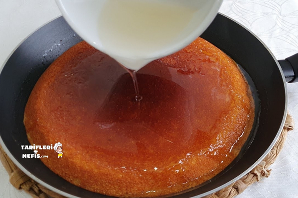 Tavada pişirilmiş, fıstıkla süslenmiş yumuşak kıvamlı revani tatlısı