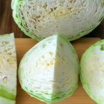 Kaşar peyniri ile fırınlanmış börek tadında lahana yemeği