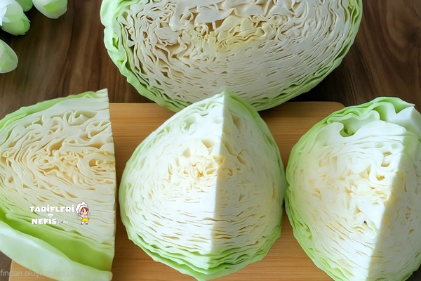 Kaşar peyniri ile fırınlanmış börek tadında lahana yemeği