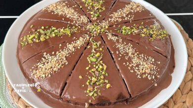 Üzeri çikolata soslu, yumuşacık dokulu pamuk kek