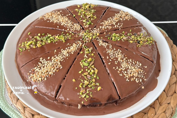 Üzeri çikolata soslu, yumuşacık dokulu pamuk kek