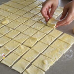 Katman katman açılan ev yapımı milföy hamuru ile hazırlanan nefis peynirli börek