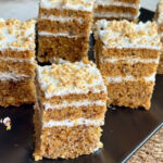 Kahve dükkanlarındakinden daha lezzetli ev yapımı havuçlu fındıklı kremalı kek