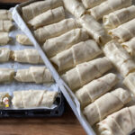 Hazır yufkadan yapılmış çıtır çıtır üçgen peynirli buzluk böreği