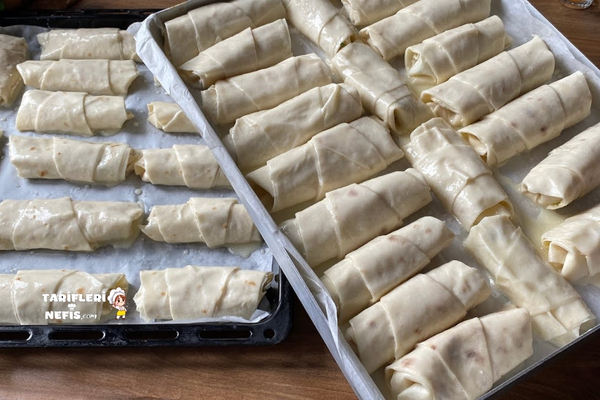 Hazır yufkadan yapılmış çıtır çıtır üçgen peynirli buzluk böreği