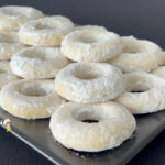 Pudra şekerine bulanmış, ortası delikli Hindistan cevizli kurabiye