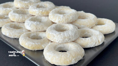 Pudra şekerine bulanmış, ortası delikli Hindistan cevizli kurabiye