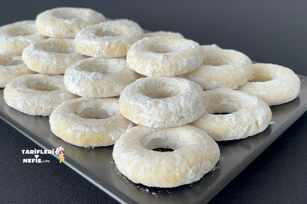 Pudra şekerine bulanmış, ortası delikli Hindistan cevizli kurabiye
