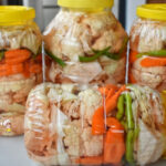 Lahana, karnabahar, havuç ve biberden yapılmış ev yapımı karışık sebze turşusu