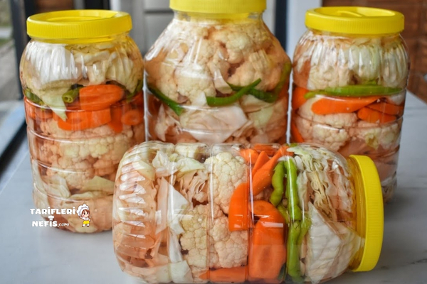 Lahana, karnabahar, havuç ve biberden yapılmış ev yapımı karışık sebze turşusu