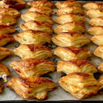 Kat kat ayrılan çıtır peynirli üçgen börekler