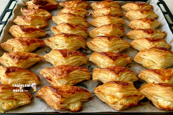 Kat kat ayrılan çıtır peynirli üçgen börekler