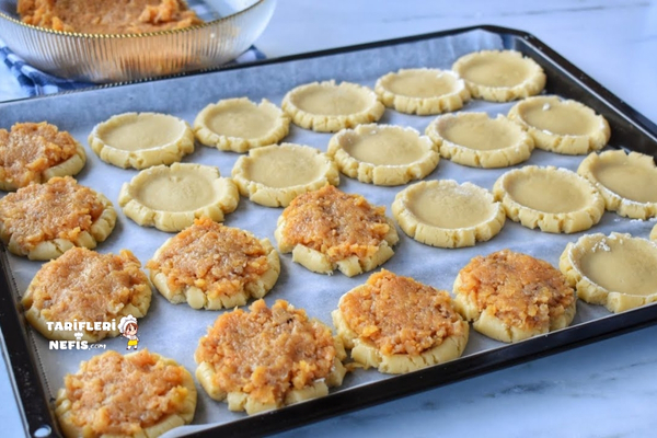 Ağızda dağılan ayva dolgulu, cevizli ve pudra şekerli nefis kurabiye