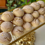 Tarçın ve pudra şekeri serpilmiş, çatlak yüzeyli minik kurabiyeler