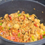 Yumuşacık patates püresi üzerinde baharatlı tavuk ciğeri sosu