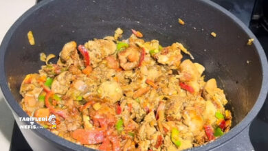 Yumuşacık patates püresi üzerinde baharatlı tavuk ciğeri sosu