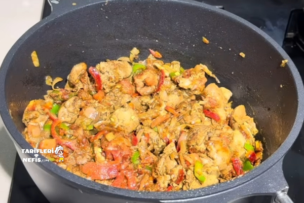 Yumuşacık patates püresi üzerinde baharatlı tavuk ciğeri sosu