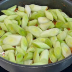 Doyurucu ve lezzetli tavuklu pırasa yemeği