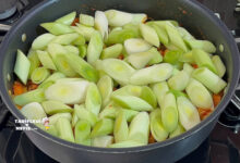 Doyurucu ve lezzetli tavuklu pırasa yemeği