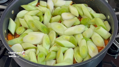 Doyurucu ve lezzetli tavuklu pırasa yemeği