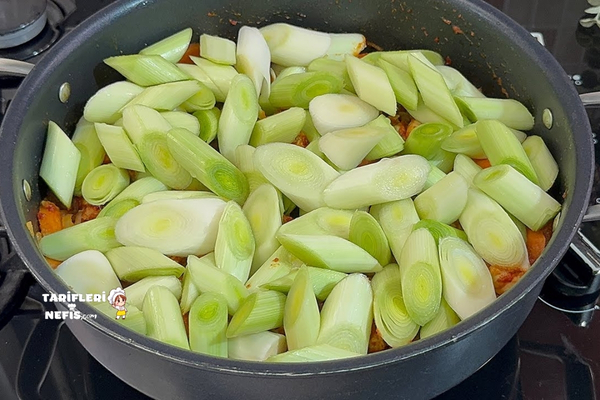 Doyurucu ve lezzetli tavuklu pırasa yemeği